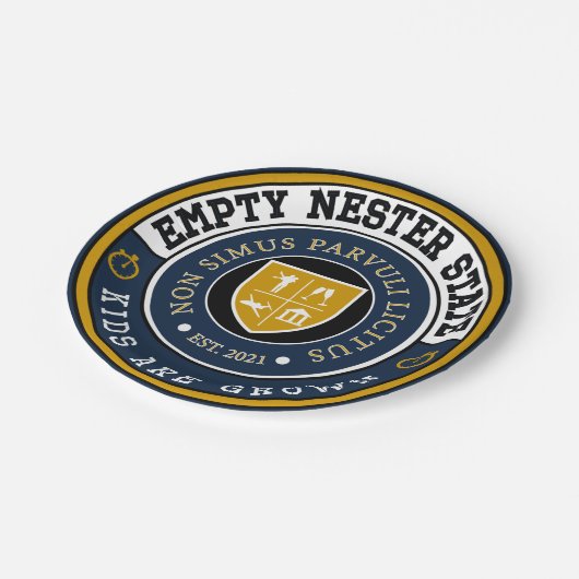 Leere Nester - Kinder sind Teller für Papierherste (Schrägansicht)