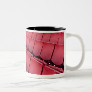 Leere Sitze im Stadion Zweifarbige Tasse