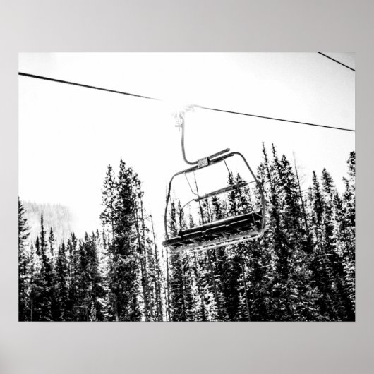 Leere Skilift // Schwarzer und Weißer Winter Poster (Vorne)