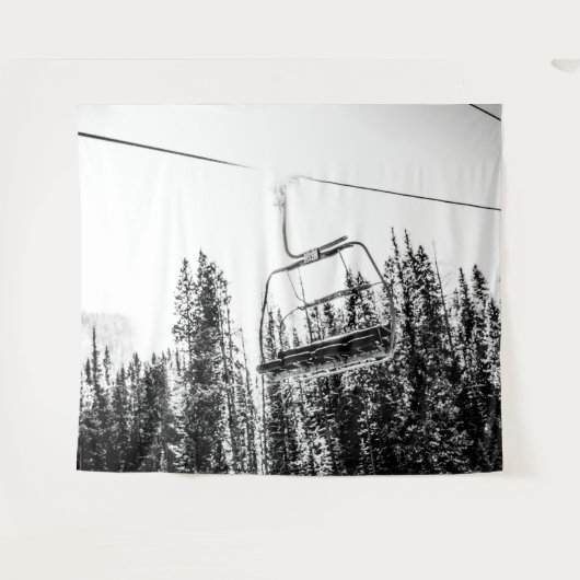 Leere Skilift // Schwarzer und Weißer Winter Wandteppich (Vorderseite (Horizontal))