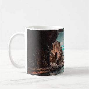 LEERE STRASSENTUNNEL FÜHREN ZU BERGEN KAFFEETASSE