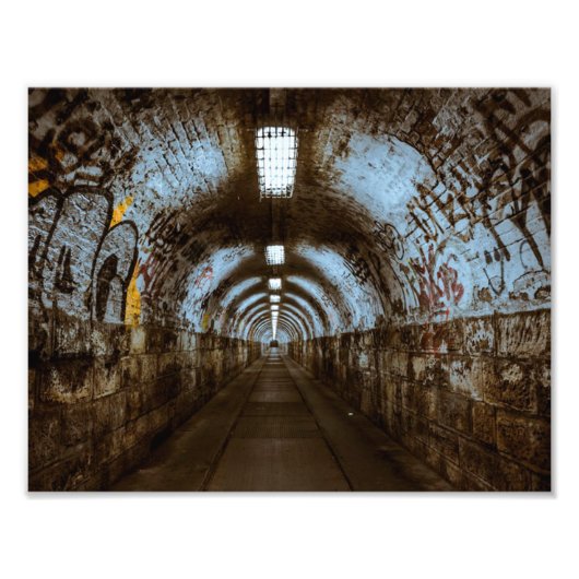 Leerer Eisenbahntunnel mit Graffiti-Foto Fotodruck (Vorne)