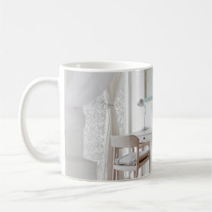 LEERER SCHREIBTISCH IN DER NÄHE DES VORHANGS KAFFEETASSE