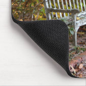 Leerer Sitzstuhl auf der Waldfläche Mousepad (Ecke)