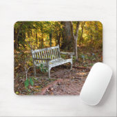 Leerer Sitzstuhl auf der Waldfläche Mousepad (Mit Mouse)