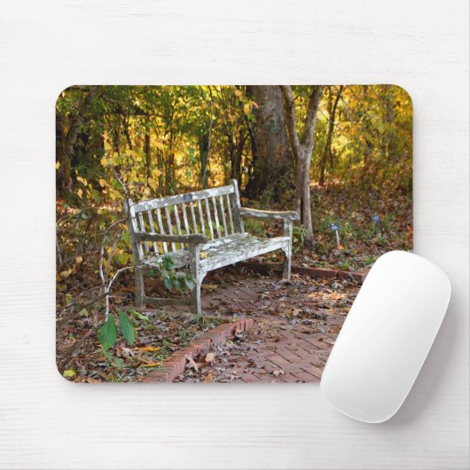 Leerer Sitzstuhl auf der Waldfläche Mousepad (Mit Mouse)