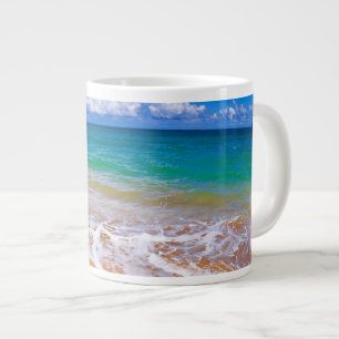 Leerer Strand und blaues Wasser Jumbo-Tasse