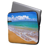 Leerer Strand und blaues Wasser Laptopschutzhülle (Vorderseite Links)
