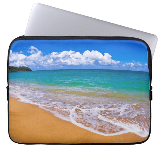 Leerer Strand und blaues Wasser Laptopschutzhülle (Vorderseite)