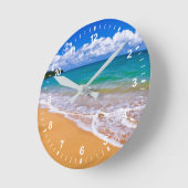 Leerer Strand und blaues Wasser Runde Wanduhr (Winkel)