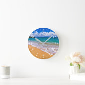 Leerer Strand und blaues Wasser Runde Wanduhr (Zuhause)