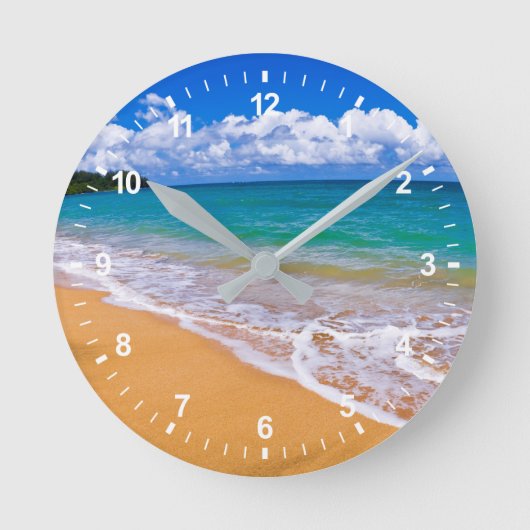 Leerer Strand und blaues Wasser Runde Wanduhr (Vorderseite)
