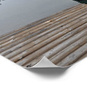 Leerer Stuhl auf Seeseite Poster (Ecke)