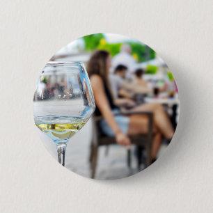 Leeres Glas vom Wein und verschwommene Silhouetten Button