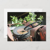 Leerlaufreifen am Sitz eines Schrottraktors Postkarte (Vorne/Hinten)