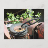 Leerlaufreifen am Sitz eines Schrottraktors Postkarte (Vorderseite)