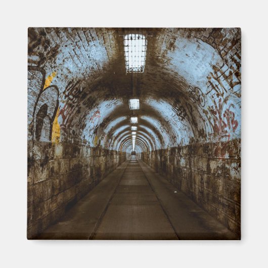 Leerlauftunnel mit Graffiti Magnet (Vorne)