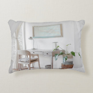 LEERTER SCHREIBTISCH IN DER NÄHE DEKOKISSEN