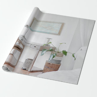 LEERTER SCHREIBTISCH IN DER NÄHE GESCHENKPAPIER