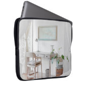 LEERTER SCHREIBTISCH IN DER NÄHE LAPTOPSCHUTZHÜLLE (Vorne Rechts)