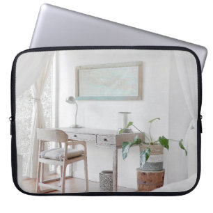 LEERTER SCHREIBTISCH IN DER NÄHE LAPTOPSCHUTZHÜLLE