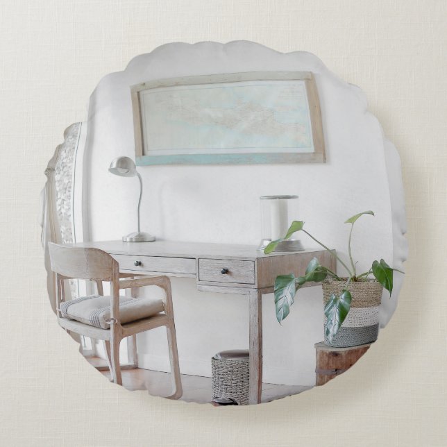 LEERTER SCHREIBTISCH IN DER NÄHE RUNDES KISSEN (Vorderseite)