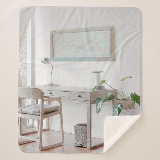 LEERTER SCHREIBTISCH IN DER NÄHE SHERPADECKE (Vorderseite)