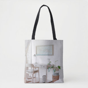 LEERTER SCHREIBTISCH IN DER NÄHE TASCHE