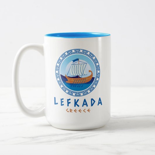 Lefkada, Griechenland, griechisches Schiffsdesign Zweifarbige Tasse (Links)