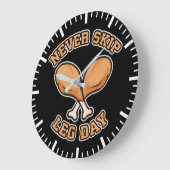 Leg Day nie überspringen - Hühnerpuppe - lustig Große Wanduhr (Winkel)