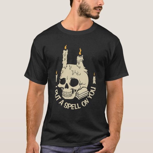 Lege einen Zauber auf das Halloween-Skull & Candle T-Shirt (Vorderseite)