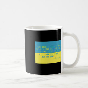 Lege Sonnenblumenkerne in die Tasche Ich stehe mit Kaffeetasse
