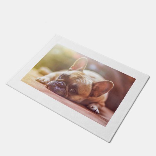 Legen der französischen Bulldogge Fußmatte (Schrägansicht)