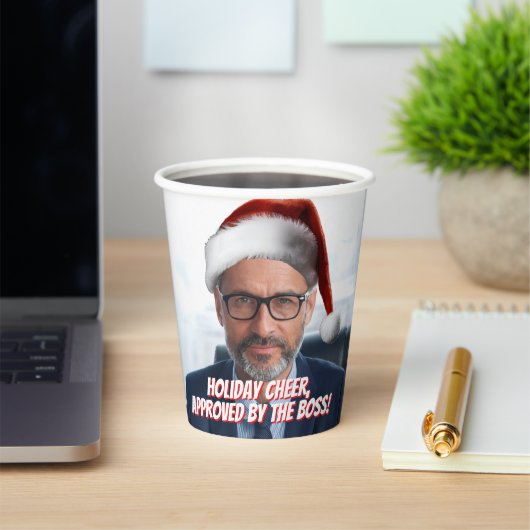 Legen Sie eine Weihnachtsmannmütze an | Funny Offi Pappbecher (InSitu)