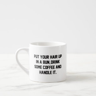 Legen Sie Ihr Haar auf, trinken Sie Kaffee, behand Espressotasse