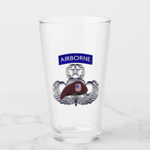 Legendäre Airborne-Mütze und Sprungflügel Glas