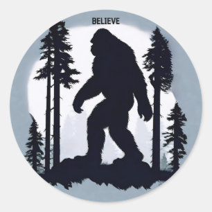Legendärer Bigfoot im Mondschein Runder Aufkleber