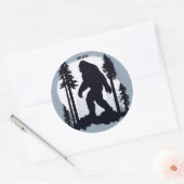 Legendärer Bigfoot im Mondschein Runder Aufkleber (Umschlag)