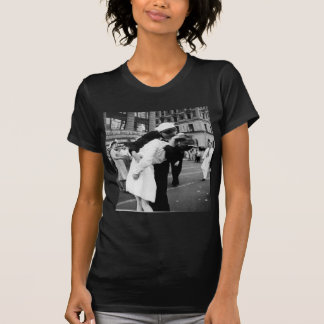 Legendärer Kuss beim Abschied vom Krieg T-Shirt