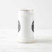 Legendärer Skater beim Skateboarden im Mittelluftb Bierglas (Mittel)