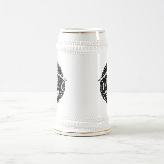 Legendärer Skater beim Skateboarden im Mittelluftb Bierglas (Mittel)