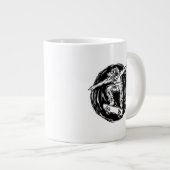 Legendärer Skater beim Skateboarden im Mittelluftb Jumbo-Tasse (Vorderseite Rechts)