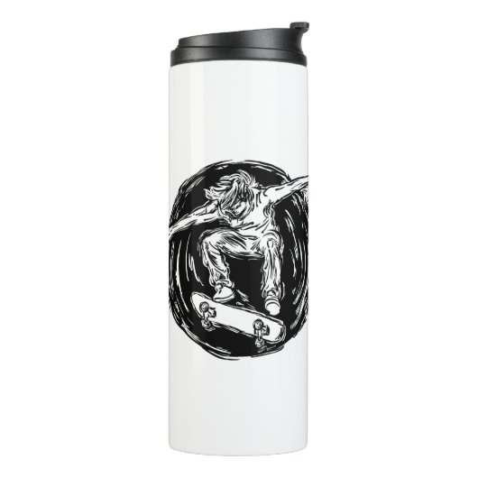 Legendärer Skater beim Skateboarden im Mittelluftb Thermosbecher (Nach links gedreht)