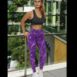 Leggings für lila Satin-Muster - Hübsch<br><div class="desc">Ein lila Satinmuster schmückt Ihre Beine. Diese Leggings sind nicht aus Satin gemacht,  sondern wie Satin. Und das ist die Hauptfarbe des Königtums. Wo Sie hingehören oder haben sicherlich das Recht zu fühlen. Gehen Sie groß,  fühlen Sie sich stolz,  genießen Sie die Aufmerksamkeit,  Sie verdienen nichts weniger. Viel Spaß!</div>
