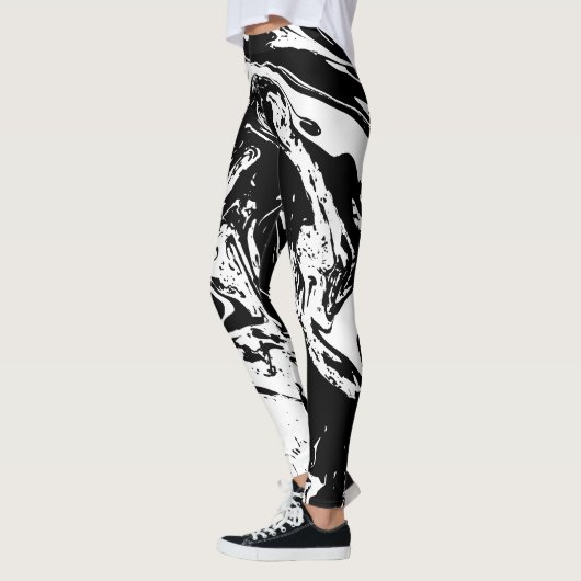 Leggings im Schwarz-Weiß-Marmor-Stil (Links)