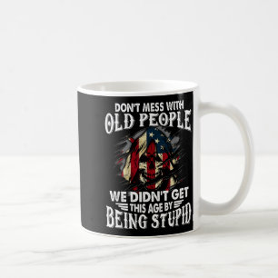 Legt euch nicht mit alten Menschen an. Wir sind ni Kaffeetasse