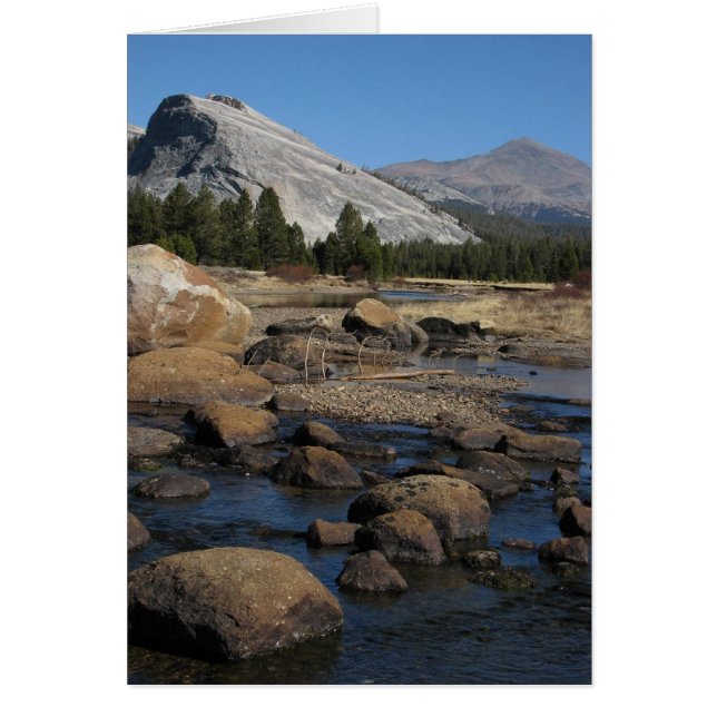 Lehmkuppel und Felsen (Vorne)