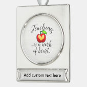 Lehren ist ein Werk des Herzlehrers Banner-Ornament Silber (Links)