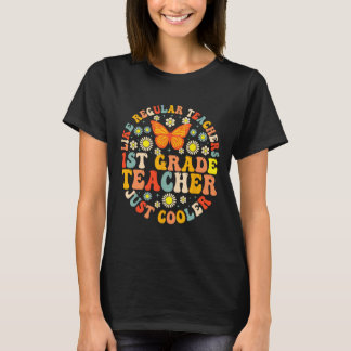 Lehrer der 1. Klasse wie ein normaler Lehrer, aber T-Shirt
