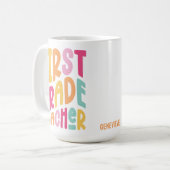 Lehrer der ersten Klasse Farbige Typografie-Design Kaffeetasse (Vorderseite Links)